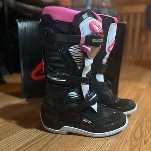 Giro Stella Tech 3 Cycling Shoes in Pink and Black